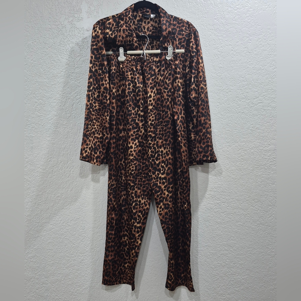 Frederick's of Hollywood Leopard Print Pajama Set Size M satiny Feel - Picture 2 of 15